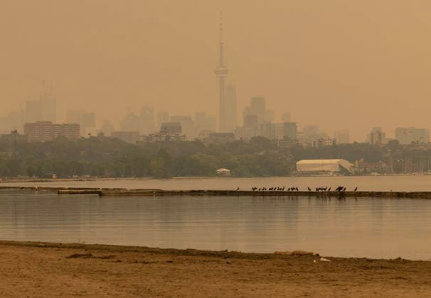 (260715) -- TORONTO, July 15, 2026 -- Wildfire smoke from northwestern Ontario fills the sky in Toronto, Canada, on July 15, 2026. Wildfires sweeping across northwestern Ontario, Canada, in recent days have caused severe smog and a sharp deterioration in air quality in several regions, including Ottawa, the nation s capital, and Toronto, Canada s largest city. (Photo by Zou Zheng Xinhua) CANADA-TORONTO-WILDFIRE-AIR QUALITY LinxWei 
