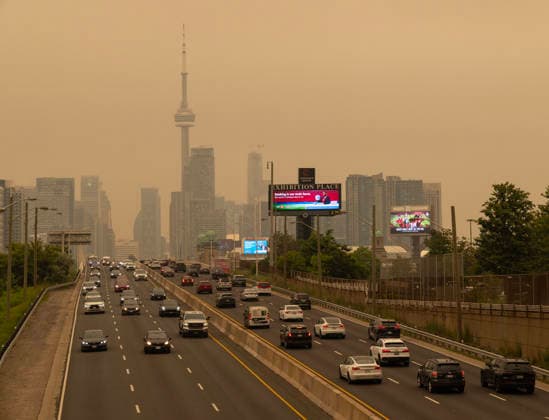 (260715) -- TORONTO, July 15, 2026 -- Wildfire smoke from northwestern Ontario fills the sky in Toronto, Canada, on July 15, 2026. Wildfires sweeping across northwestern Ontario, Canada, in recent days have caused severe smog and a sharp deterioration in air quality in several regions, including Ottawa, the nation s capital, and Toronto, Canada s largest city. (Photo by Zou Zheng Xinhua) CANADA-TORONTO-WILDFIRE-AIR QUALITY LinxWei 
