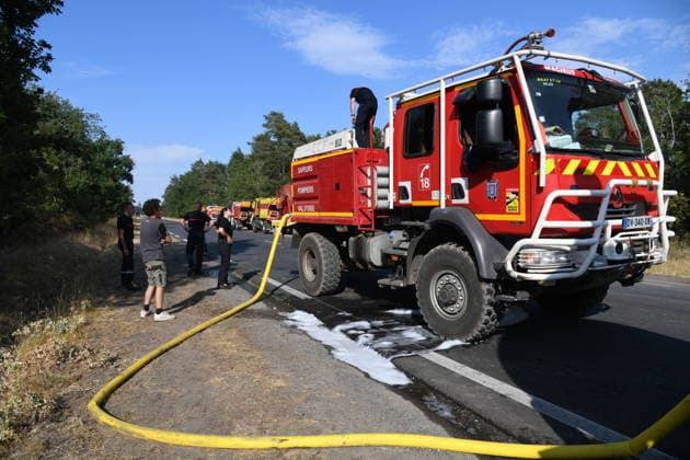 Massive wildfire spreads through Fontainebleau Forest near Paris FONTAINEBLEAU, FRANCE - JULY 15: An exceptionally large wildfire is spreading across the Fontainebleau Forest, south of Paris, France, on July 15, 2026. Fueled by an intense heat wave, prolonged drought conditions and strong winds, the blaze is rapidly advancing through the woodland, destroying hundreds of hectares of vegetation. Firefighting teams continue efforts to contain the fire and prevent further damage. Dragan Lekic Anadolu Paris France. Editorial use only. Please get in touch for any other usage.  Copyright: x2026xAnadoluxDraganxLekicx