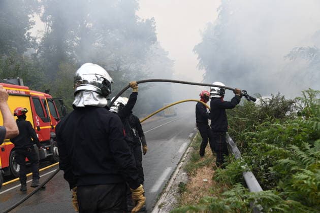 Massive wildfire spreads through Fontainebleau Forest near Paris FONTAINEBLEAU, FRANCE - JULY 15: An exceptionally large wildfire is spreading across the Fontainebleau Forest, south of Paris, France, on July 15, 2026. Fueled by an intense heat wave, prolonged drought conditions and strong winds, the blaze is rapidly advancing through the woodland, destroying hundreds of hectares of vegetation. Firefighting teams continue efforts to contain the fire and prevent further damage. Dragan Lekic Anadolu Paris France. Editorial use only. Please get in touch for any other usage.  Copyright: x2026xAnadoluxDraganxLekicx
