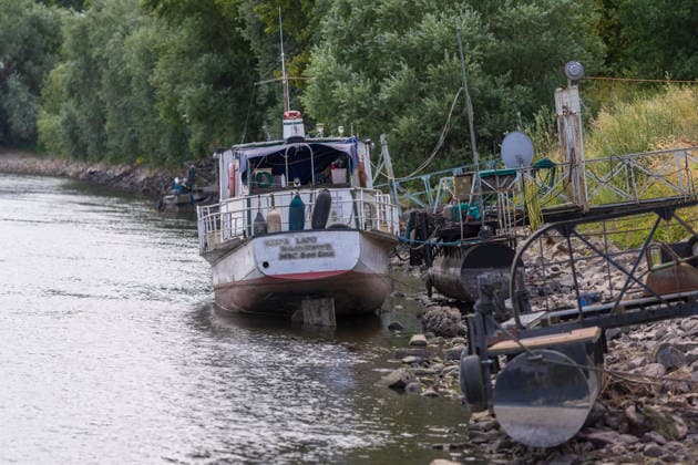 Niedrigwasser am Rhein bei Rolandseck - Fähre Bad Honnef weicht auf Behelfsrampe aus Niedrigwasser am Rhein bei Rolandseck in Höhe der Rheininsel Nonnenwerth. Bei einem Pegelstand von 24 cm am Pegel Oberwinter haben anlegende Schiffe bereits Grundberührung. Remagen Rheinland-Pfalz Deutschland *** Low water levels on the Rhine near the Rolandseck Ferry in Bad Honnef; ferry uses a makeshift ramp Low water levels on the Rhine near Rolandseck, near the Rhine island of Nonnenwerth With the water level at the Oberwinter gauge at 24 cm, ships attempting to dock are already running aground Remagen, Rhineland-Palatinate, Germany Copyright: xMarcxJohnx