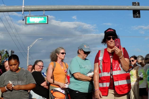 People protest against Immigration and Customs Enforcement (ICE) outside the home of the migrant struck by a truck while trying to cross the road after fleeing ICE agents, in St. Augustine, United States, 15 July 2026. US identifies migrant killed in accident after fleeing ICE in Florida as Mexican !ACHTUNG: NUR REDAKTIONELLE NUTZUNG!  Copyright: xRaphaelxCosmex USA2312 20260716-55020905377_1