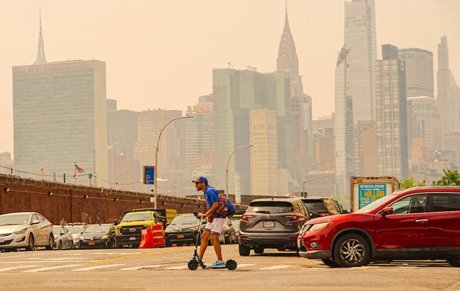 Canadian wildfire smoke returns to New York City NEW YORK CITY, UNITED STATES - JULY 15: Smoke from wildfires in Canada is causing poor air quality across New York City on Wednesday and could make it harder to breathe, especially for people with asthma or other health conditions, July 15, 2026, New York City, U.S. Selcuk Acar Anadolu New York United States. Editorial use only. Please get in touch for any other usage.  Copyright: x2026xAnadoluxSelcukxAcarx