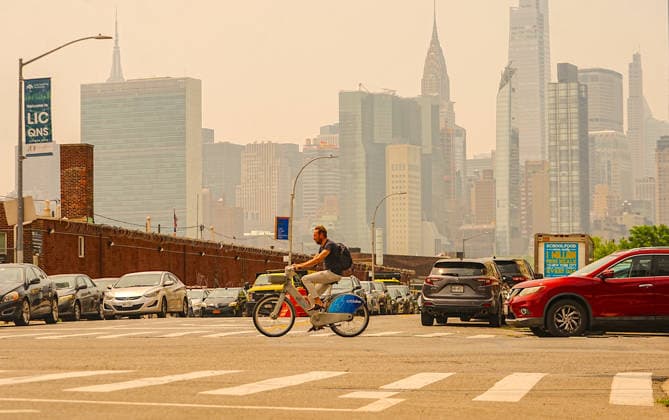 Canadian wildfire smoke returns to New York City NEW YORK CITY, UNITED STATES - JULY 15: Smoke from wildfires in Canada is causing poor air quality across New York City on Wednesday and could make it harder to breathe, especially for people with asthma or other health conditions, July 15, 2026, New York City, U.S. Selcuk Acar Anadolu New York United States. Editorial use only. Please get in touch for any other usage.  Copyright: x2026xAnadoluxSelcukxAcarx