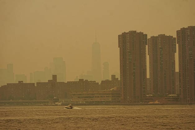 Canadian wildfire smoke returns to New York City NEW YORK CITY, UNITED STATES - JULY 15: Smoke from wildfires in Canada is causing poor air quality across New York City on Wednesday and could make it harder to breathe, especially for people with asthma or other health conditions, July 15, 2026, New York City, U.S. Selcuk Acar Anadolu New York United States. Editorial use only. Please get in touch for any other usage.  Copyright: x2026xAnadoluxSelcukxAcarx