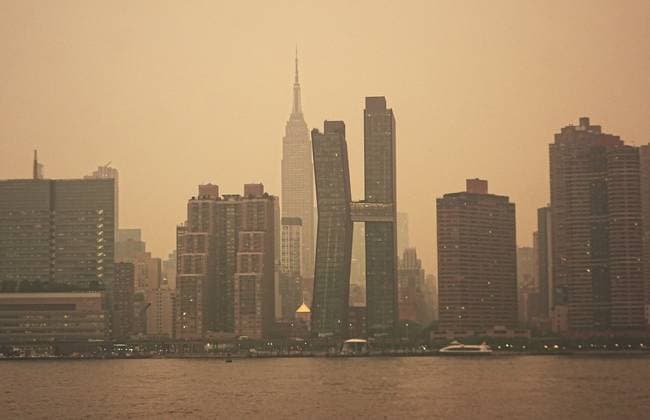 Canadian wildfire smoke returns to New York City NEW YORK CITY, UNITED STATES - JULY 15: Smoke from wildfires in Canada is causing poor air quality across New York City on Wednesday and could make it harder to breathe, especially for people with asthma or other health conditions, July 15, 2026, New York City, U.S. Selcuk Acar Anadolu New York United States. Editorial use only. Please get in touch for any other usage.  Copyright: x2026xAnadoluxSelcukxAcarx