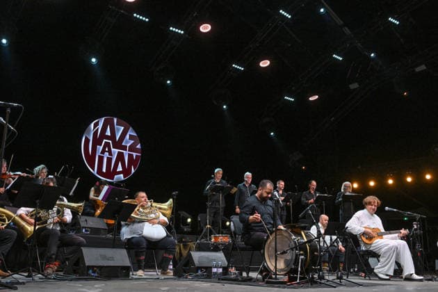 Goran Bregovic, a Bosnian composer and musician, along with his Orchestra of Weddings and Funerals, is performing on the stage at the Pinède Gould during the 65th Jazz Festival on July 15, 2026. Since 1960, the Jazz à Juan festival has welcomed the biggest names in jazz. Bruno Bebert Bestimage Goran Bregovic, a Bosnian composer and musician, with his Orchestra of Weddings and Funerals, is on stage at the Pinède Gould during the 65th Jazz Festival, on July 15, 2026. Since 1960, the Jazz à Juan festival has welcomed the biggest names in jazz. Antibes, Juan-les-Pins, France  Copyright: xBrunoxBebertx xBestimagexBrunoxBebertx xBestimagex