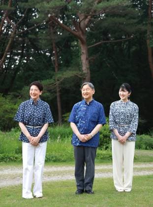 Japan imperial family at villa in Tochigi Pref. Japan s Emperor Naruhito, Empress Masako (L) and their daughter, Princess Aiko, greet the press during their stroll on the premises of an imperial villa in Nasu in Tochigi Prefecture, north of Tokyo, on July 15, 2026. (Pool photo)  A14AA0005623291P