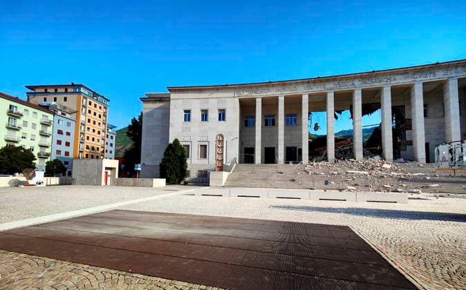 Italien, Teil des Gerichtsgebäudes in Bozen eingestürzt IPA86723835 - Bolzano, 16 07 2026 - Crollata una parte della struttura del Tribnale interessata aa dei lavori di ristrutturazione. Vigili del fuoco al palazzo di giustizia, nessun ferito  Copyright: xLorenzoxZambellox xFotogrammax 86723835