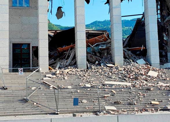 Italien, Teil des Gerichtsgebäudes in Bozen eingestürzt IPA86723841 - Bolzano, 16 07 2026 - Crollata una parte della struttura del Tribnale interessata aa dei lavori di ristrutturazione. Vigili del fuoco al palazzo di giustizia, nessun ferito  Copyright: xLorenzoxZambellox xFotogrammax 86723841