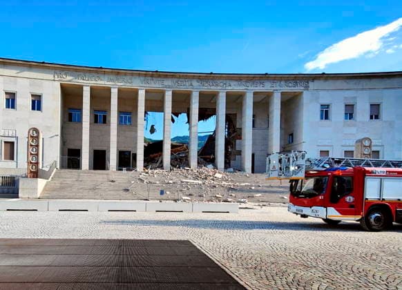 Italien, Teil des Gerichtsgebäudes in Bozen eingestürzt IPA86723842 - Bolzano, 16 07 2026 - Crollata una parte della struttura del Tribnale interessata aa dei lavori di ristrutturazione. Vigili del fuoco al palazzo di giustizia, nessun ferito  Copyright: xLorenzoxZambellox xFotogrammax 86723842