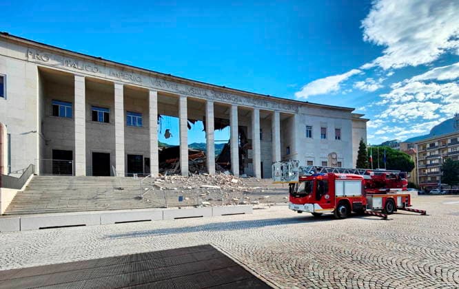 Italien, Teil des Gerichtsgebäudes in Bozen eingestürzt IPA86723843 - Bolzano, 16 07 2026 - Crollata una parte della struttura del Tribnale interessata aa dei lavori di ristrutturazione. Vigili del fuoco al palazzo di giustizia, nessun ferito  Copyright: xLorenzoxZambellox xFotogrammax 86723843