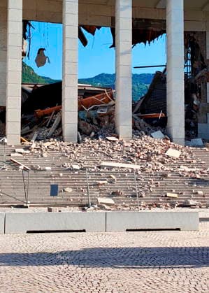 Italien, Teil des Gerichtsgebäudes in Bozen eingestürzt IPA86723844 - Bolzano, 16 07 2026 - Crollata una parte della struttura del Tribnale interessata aa dei lavori di ristrutturazione. Vigili del fuoco al palazzo di giustizia, nessun ferito  Copyright: xLorenzoxZambellox xFotogrammax 86723844