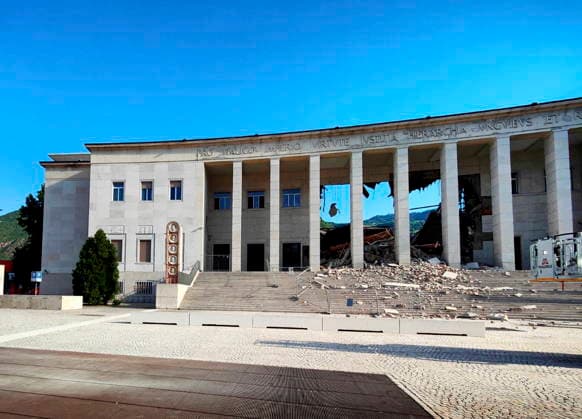 Italien, Teil des Gerichtsgebäudes in Bozen eingestürzt IPA86723846 - Bolzano, 16 07 2026 - Crollata una parte della struttura del Tribnale interessata aa dei lavori di ristrutturazione. Vigili del fuoco al palazzo di giustizia, nessun ferito  Copyright: xLorenzoxZambellox xFotogrammax 86723846