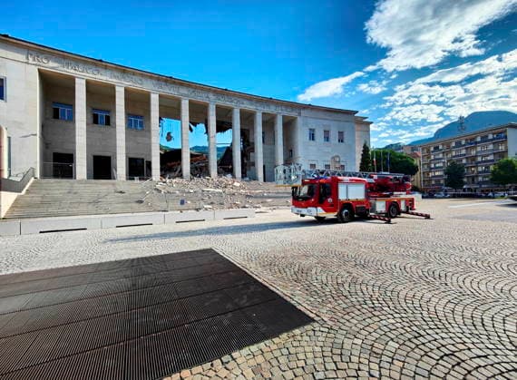 Italien, Teil des Gerichtsgebäudes in Bozen eingestürzt IPA86723836 - Bolzano, 16 07 2026 - Crollata una parte della struttura del Tribnale interessata aa dei lavori di ristrutturazione. Vigili del fuoco al palazzo di giustizia, nessun ferito  Copyright: xLorenzoxZambellox xFotogrammax 86723836