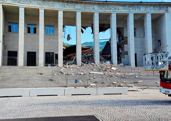 Italien, Teil des Gerichtsgebäudes in Bozen eingestürzt IPA86723840 - Bolzano, 16 07 2026 - Crollata una parte della struttura del Tribnale interessata aa dei lavori di ristrutturazione. Vigili del fuoco al palazzo di giustizia, nessun ferito  Copyright: xLorenzoxZambellox xFotogrammax 86723840