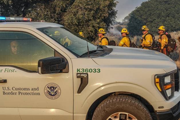 July 15, 2026, Boulevard, California, United States: A border patrol vehicle is driven pass the firefighters as the fire happens by the U.S. and Mexico border..The Thorn Fire burns near Buckthorn Trail and Clover Trail in the Boulevard Campo area of southeastern San Diego County on Wednesday, July 15, 2026. Fueled by hot, dry conditions, the wildfire spreads rapidly, prompts evacuation orders and warnings, temporarily closes portions of Interstate 8, and draws a large response from Cal Fire and local agencies. Firefighters on the ground, supported by air tankers and helicopters, work to slow the fire s advance and protect nearby homes and infrastructure as officials monitor changing fire conditions. Boulevard United States  - ZUMAs197 20260715_aaa_s197_310 Copyright: xWaixLeexMichaelxHox