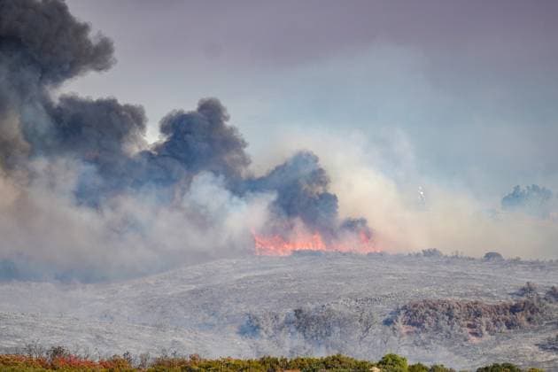 July 15, 2026, Boulevard, California, United States: Smoke and flame are seen along the road..The Thorn Fire burns near Buckthorn Trail and Clover Trail in the Boulevard Campo area of southeastern San Diego County on Wednesday, July 15, 2026. Fueled by hot, dry conditions, the wildfire spreads rapidly, prompts evacuation orders and warnings, temporarily closes portions of Interstate 8, and draws a large response from Cal Fire and local agencies. Firefighters on the ground, supported by air tankers and helicopters, work to slow the fire s advance and protect nearby homes and infrastructure as officials monitor changing fire conditions. Boulevard United States  - ZUMAs197 20260715_aaa_s197_326 Copyright: xWaixLeexMichaelxHox