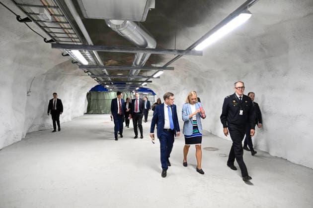 German Foreign Minister Johann Wadephul (L) and Finnish Foreign Minister Elina Valtonen visit the Merihaka civil defence shelter in Helsinki, Finland, on July 16, 2026. - HEIKKI SAUKKOMAA Helsinki Finland  Copyright: xHeikkixSaukkomaax aylBTULjprU