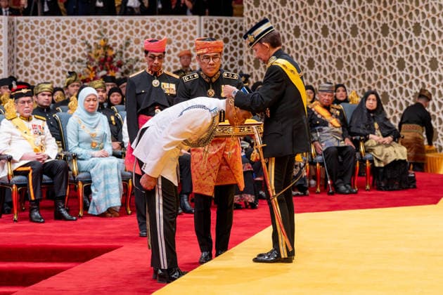 (260716) -- BANDAR SERI BEGAWAN, July 16, 2026 -- Sultan Haji Hassanal Bolkiah Mu izzaddin Waddaulah (1st R) confers state honors and decorations in recognition of distinguished service and contributions to the nation at Istana Nurul Iman, the royal palace, in Bandar Seri Begawan, Brunei, on July 15, 2026. Brunei celebrated the 80th birthday of Sultan Haji Hassanal Bolkiah Mu izzaddin Waddaulah with a grand ceremonial parade held on Wednesday in the capital city. Following the parade, the celebrations continued at Istana Nurul Iman, where the Sultan conferred state honors and decorations in recognition of distinguished service and contributions to the nation. ( Handout via Xinhua) BRUNEI-BANDAR SERI BEGAWAN-SULTAN-80TH BIRTHDAY-CELEBRATI 