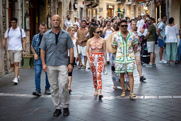 July 15, 2026, Taormina, Rome, Italy: Jennifer Lopez strolls through the streets of Taormina, July 15, 2026 Taormina Italy  - ZUMAa289 20260715_zia_a289_312 Copyright: xMichelexCutulix