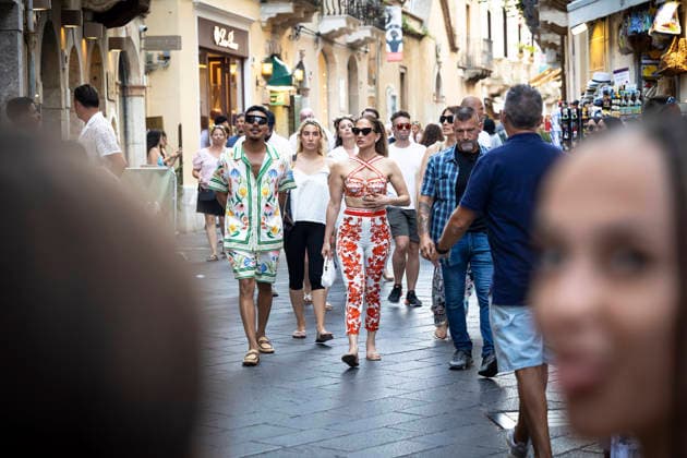July 15, 2026, Taormina, Rome, Italy: Jennifer Lopez strolls through the streets of Taormina, July 15, 2026 Taormina Italy  - ZUMAa289 20260715_zia_a289_314 Copyright: xMichelexCutulix