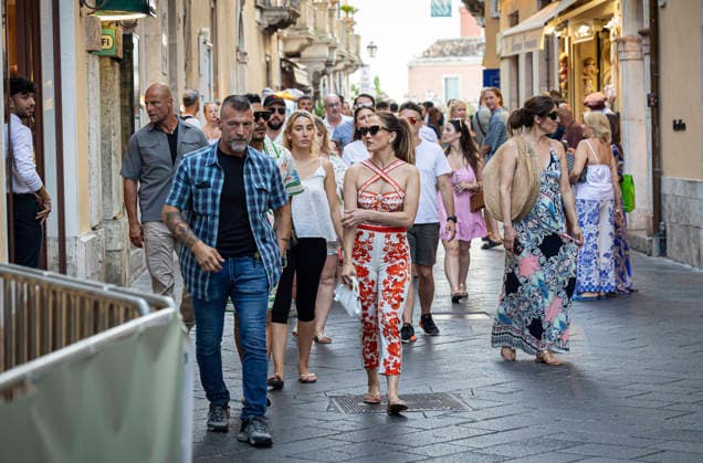 July 15, 2026, Taormina, Rome, Italy: Jennifer Lopez strolls through the streets of Taormina, July 15, 2026 Taormina Italy  - ZUMAa289 20260715_zia_a289_316 Copyright: xMichelexCutulix