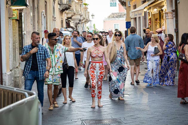 July 15, 2026, Taormina, Rome, Italy: Jennifer Lopez strolls through the streets of Taormina, July 15, 2026 Taormina Italy  - ZUMAa289 20260715_zia_a289_317 Copyright: xMichelexCutulix