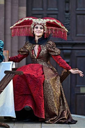 NIBELUNGEN FESTSPIELE. Schauspielerin Jeanette Hain während der Fotoprobe zu den Nibelungen Festspielen Die Hunnenkönigin am 15.07.2026 vor dem Kaiserdom Worms. 20260715MWI112494 *** NIBELUNGEN FESTIVAL Actress Jeanette Hain during a photo shoot for the Nibelungen Festival *The Queen of the Huns* on July 15, 2026, in front of the Imperial Cathedral in Worms 20260715MWI112494