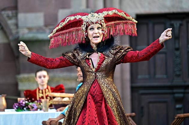 NIBELUNGEN FESTSPIELE. Schauspielerin Jeanette Hain während der Fotoprobe zu den Nibelungen Festspielen Die Hunnenkönigin am 15.07.2026 vor dem Kaiserdom Worms. 20260715MWI112510 *** NIBELUNGEN FESTIVAL Actress Jeanette Hain during the photo shoot for the Nibelungen Festival, *The Hun Queen*, on July 15, 2026, in front of the Imperial Cathedral in Worms 20260715MWI112510