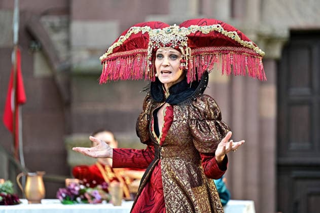 NIBELUNGEN FESTSPIELE. Schauspielerin Jeanette Hain während der Fotoprobe zu den Nibelungen Festspielen Die Hunnenkönigin am 15.07.2026 vor dem Kaiserdom Worms. 20260715MWI112515 *** NIBELUNGEN FESTIVAL Actress Jeanette Hain during the photo shoot for the Nibelungen Festival, *The Hun Queen*, on July 15, 2026, in front of the Imperial Cathedral in Worms 20260715MWI112515