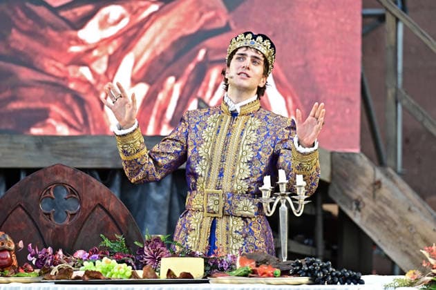 NIBELUNGEN FESTSPIELE. Schauspieler Paul Marianne Furtwängler während der Fotoprobe zu den Nibelungen Festspielen Die Hunnenkönigin am 15.07.2026 vor dem Kaiserdom Worms. 20260715MWI112535 *** NIBELUNGEN FESTIVAL Actor Paul Marianne Furtwängler during the photo shoot for the Nibelungen Festival’s production of *The Hun Queen* on July 15, 2026, in front of the Imperial Cathedral in Worms 20260715MWI112535