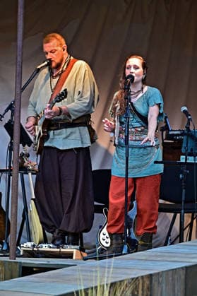 NIBELUNGEN FESTSPIELE. Musiker Alexander Wolfe und Sängerin Alice Merton während der Fotoprobe zu den Nibelungen Festspielen Die Hunnenkönigin am 15.07.2026 vor dem Kaiserdom Worms. 20260715MWI112542 *** NIBELUNGEN FESTIVAL Musician Alexander Wolfe and singer Alice Merton during the photo shoot for the Nibelungen Festival’s production of *The Hun Queen* on July 15, 2026, in front of the Imperial Cathedral in Worms 20260715MWI112542