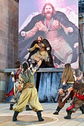 NIBELUNGEN FESTSPIELE. Schauspieler Aram Tafreshian während der Fotoprobe zu den Nibelungen Festspielen Die Hunnenkönigin am 15.07.2026 vor dem Kaiserdom Worms. 20260715MWI112590 *** NIBELUNGEN FESTIVAL Actor Aram Tafreshian during the photo shoot for the Nibelungen Festival, *The Hun Queen*, on July 15, 2026, in front of the Imperial Cathedral in Worms 20260715MWI112590