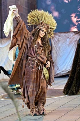 NIBELUNGEN FESTSPIELE. Schauspielerin Jeanette Hain während der Fotoprobe zu den Nibelungen Festspielen Die Hunnenkönigin am 15.07.2026 vor dem Kaiserdom Worms. 20260715MWI112608 *** NIBELUNGEN FESTIVAL Actress Jeanette Hain during a photo shoot for the Nibelungen Festival as the Hun Queen on July 15, 2026, in front of the Imperial Cathedral in Worms 20260715MWI112608