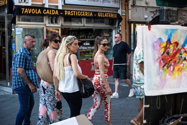 July 15, 2026, Taormina, Rome, Italy: Jennifer Lopez strolls through the streets of Taormina, July 15, 2026 Taormina Italy  - ZUMAa289 20260715_zia_a289_321 Copyright: xMichelexCutulix