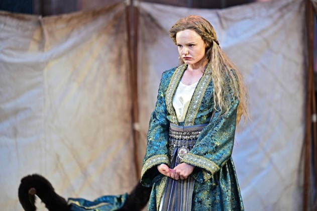NIBELUNGEN FESTSPIELE. Schauspielerin Maria Dragus während der Fotoprobe zu den Nibelungen Festspielen Die Hunnenkönigin am 15.07.2026 vor dem Kaiserdom Worms. 20260715MWI112616 *** NIBELUNGEN FESTIVAL Actress Maria Dragus during a photo shoot for the Nibelungen Festival *The Hun Queen* on July 15, 2026, in front of the Imperial Cathedral in Worms 20260715MWI112616
