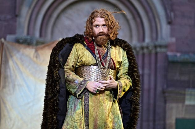 NIBELUNGEN FESTSPIELE. Schauspieler Aram Tafreshian während der Fotoprobe zu den Nibelungen Festspielen Die Hunnenkönigin am 15.07.2026 vor dem Kaiserdom Worms. 20260715MWI112621 *** NIBELUNGEN FESTIVAL Actor Aram Tafreshian during the photo shoot for the Nibelungen Festival, *The Hun Queen*, on July 15, 2026, in front of the Imperial Cathedral in Worms 20260715MWI112621