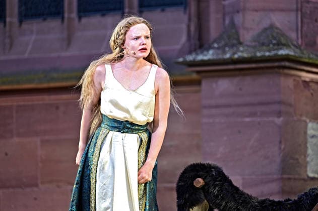 NIBELUNGEN FESTSPIELE. Schauspielerin Maria Dragus während der Fotoprobe zu den Nibelungen Festspielen Die Hunnenkönigin am 15.07.2026 vor dem Kaiserdom Worms. 20260715MWI112662 *** NIBELUNGEN FESTIVAL Actress Maria Dragus during the photo shoot for the Nibelungen Festival *The Hun Queen* on July 15, 2026, in front of the Imperial Cathedral in Worms 20260715MWI112662