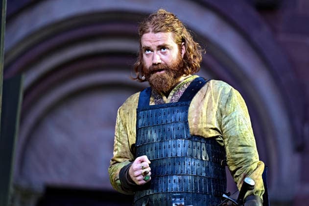 NIBELUNGEN FESTSPIELE. Schauspieler Aram Tafreshian während der Fotoprobe zu den Nibelungen Festspielen Die Hunnenkönigin am 15.07.2026 vor dem Kaiserdom Worms. 20260715MWI112678 *** NIBELUNGEN FESTIVAL Actor Aram Tafreshian during the photo shoot for the Nibelungen Festival, *The Hun Queen*, on July 15, 2026, in front of the Imperial Cathedral in Worms 20260715MWI112678