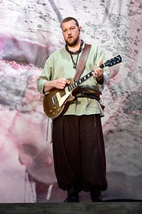 NIBELUNGEN FESTSPIELE. Musiker Alexander Wolfe während der Fotoprobe zu den Nibelungen Festspielen Die Hunnenkönigin am 15.07.2026 vor dem Kaiserdom Worms. 20260715MWI112707 *** NIBELUNGEN FESTIVAL Musician Alexander Wolfe during the photo shoot for the Nibelungen Festival’s production of *The Hun Queen* on July 15, 2026, in front of the Imperial Cathedral in Worms 20260715MWI112707