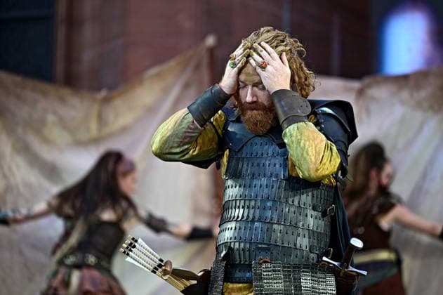 NIBELUNGEN FESTSPIELE. Schauspieler Aram Tafreshian während der Fotoprobe zu den Nibelungen Festspielen Die Hunnenkönigin am 15.07.2026 vor dem Kaiserdom Worms. 20260715MWI112711 *** NIBELUNGEN FESTIVAL Actor Aram Tafreshian during the photo shoot for the Nibelungen Festival, *The Hun Queen*, on July 15, 2026, in front of the Imperial Cathedral in Worms 20260715MWI112711