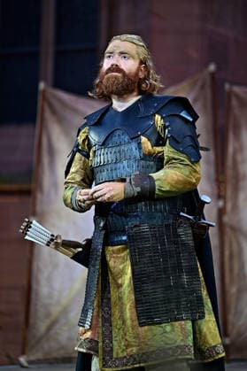 NIBELUNGEN FESTSPIELE. Schauspieler Aram Tafreshian während der Fotoprobe zu den Nibelungen Festspielen Die Hunnenkönigin am 15.07.2026 vor dem Kaiserdom Worms. 20260715MWI112720 *** NIBELUNGEN FESTIVAL Actor Aram Tafreshian during the photo shoot for the Nibelungen Festival, *The Hun Queen*, on July 15, 2026, in front of the Imperial Cathedral in Worms 20260715MWI112720