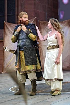 NIBELUNGEN FESTSPIELE. Schauspieler Aram Tafreshian und Schauspielerin Maria Dragus während der Fotoprobe zu den Nibelungen Festspielen Die Hunnenkönigin am 15.07.2026 vor dem Kaiserdom Worms. 20260715MWI112738 *** NIBELUNGEN FESTIVAL Actor Aram Tafreshian and actress Maria Dragus during the photo shoot for the Nibelungen Festival’s production of *The Hun Queen* on July 15, 2026, in front of the Imperial Cathedral in Worms 20260715MWI112738