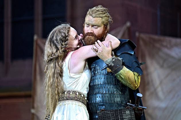 NIBELUNGEN FESTSPIELE. Schauspieler Aram Tafreshian und Schauspielerin Maria Dragus während der Fotoprobe zu den Nibelungen Festspielen Die Hunnenkönigin am 15.07.2026 vor dem Kaiserdom Worms. 20260715MWI112749 *** NIBELUNGEN FESTIVAL Actor Aram Tafreshian and actress Maria Dragus during the photo shoot for the Nibelungen Festival’s production of *The Hun Queen* on July 15, 2026, in front of the Imperial Cathedral in Worms 20260715MWI112749