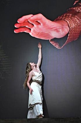 NIBELUNGEN FESTSPIELE. Schauspielerin Maria Dragus während der Fotoprobe zu den Nibelungen Festspielen Die Hunnenkönigin am 15.07.2026 vor dem Kaiserdom Worms. 20260715MWI112773 *** NIBELUNGEN FESTIVAL Actress Maria Dragus during the photo shoot for the Nibelungen Festival *The Hun Queen* on July 15, 2026, in front of the Imperial Cathedral in Worms 20260715MWI112773
