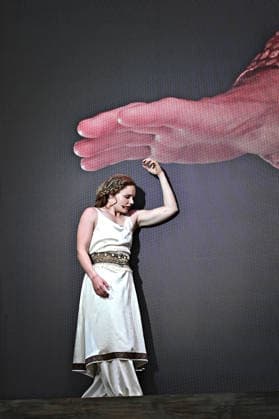 NIBELUNGEN FESTSPIELE. Schauspielerin Maria Dragus während der Fotoprobe zu den Nibelungen Festspielen Die Hunnenkönigin am 15.07.2026 vor dem Kaiserdom Worms. 20260715MWI112776 *** NIBELUNGEN FESTIVAL Actress Maria Dragus during the photo shoot for the Nibelungen Festival *The Hun Queen* on July 15, 2026, in front of the Imperial Cathedral in Worms 20260715MWI112776