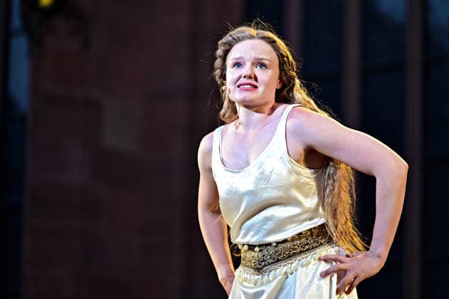 NIBELUNGEN FESTSPIELE. Schauspielerin Maria Dragus während der Fotoprobe zu den Nibelungen Festspielen Die Hunnenkönigin am 15.07.2026 vor dem Kaiserdom Worms. 20260715MWI112795 *** NIBELUNGEN FESTIVAL Actress Maria Dragus during the photo shoot for the Nibelungen Festival *The Hun Queen* on July 15, 2026, in front of the Imperial Cathedral in Worms 20260715MWI112795