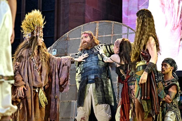 NIBELUNGEN FESTSPIELE. Schauspieler Aram Tafreshian und Schauspielerin Jeanette Hain während der Fotoprobe zu den Nibelungen Festspielen Die Hunnenkönigin am 15.07.2026 vor dem Kaiserdom Worms. 20260715MWI112804 *** NIBELUNGEN FESTIVAL Actor Aram Tafreshian and actress Jeanette Hain during the photo shoot for the Nibelungen Festival’s production of *The Hun Queen* on July 15, 2026, in front of the Imperial Cathedral in Worms 20260715MWI112804