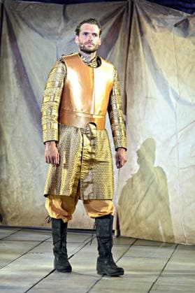 NIBELUNGEN FESTSPIELE. Schauspieler Vinzenz Wagner während der Fotoprobe zu den Nibelungen Festspielen Die Hunnenkönigin am 15.07.2026 vor dem Kaiserdom Worms. 20260715MWI112931 *** NIBELUNGEN FESTIVAL Actor Vinzenz Wagner during the photo shoot for the Nibelungen Festival’s production of *The Hun Queen* on July 15, 2026, in front of the Imperial Cathedral in Worms 20260715MWI112931